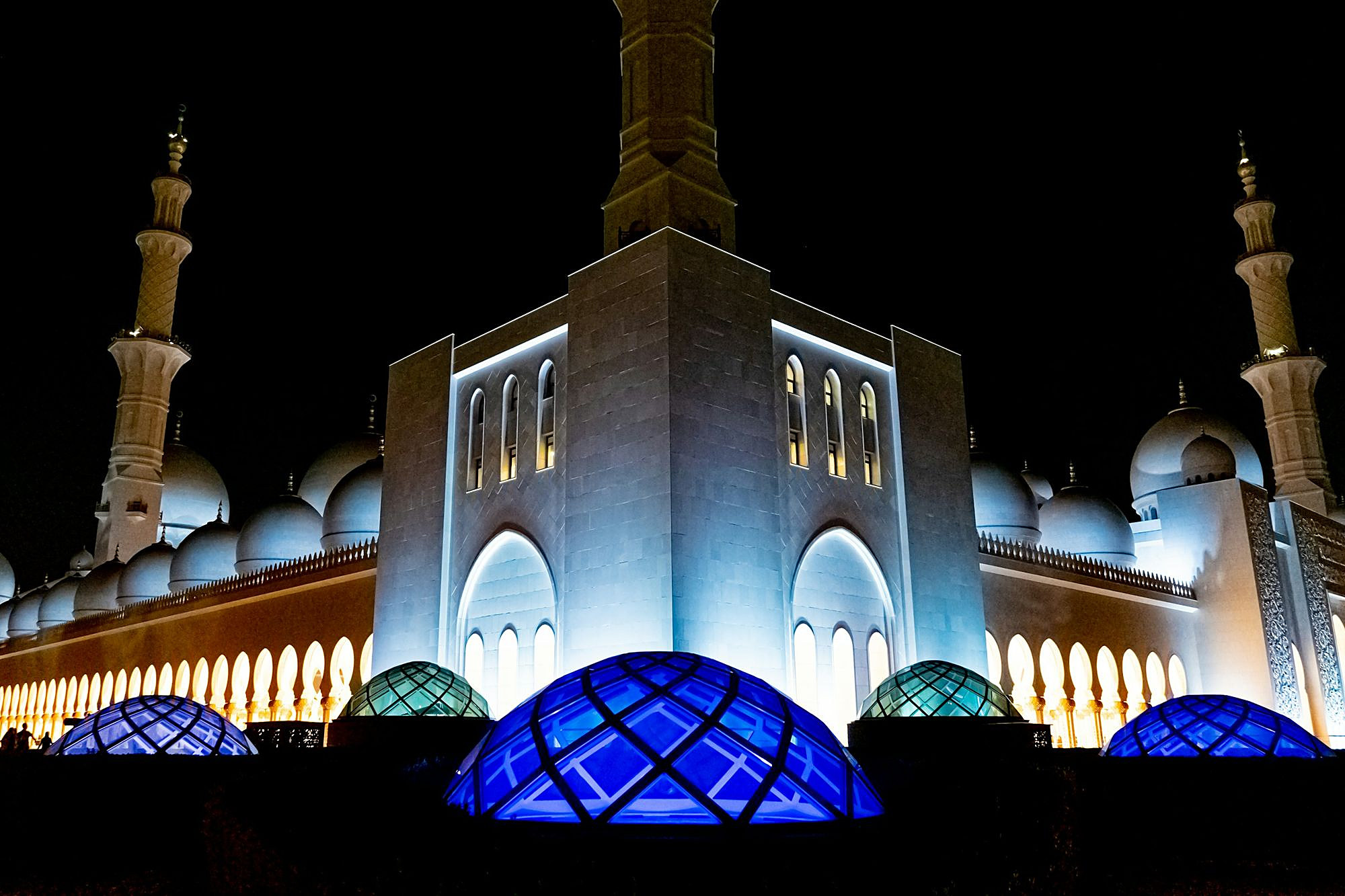 Masjid Agung Sheikh Zayed, Abu Dhabi, pada malam hari
